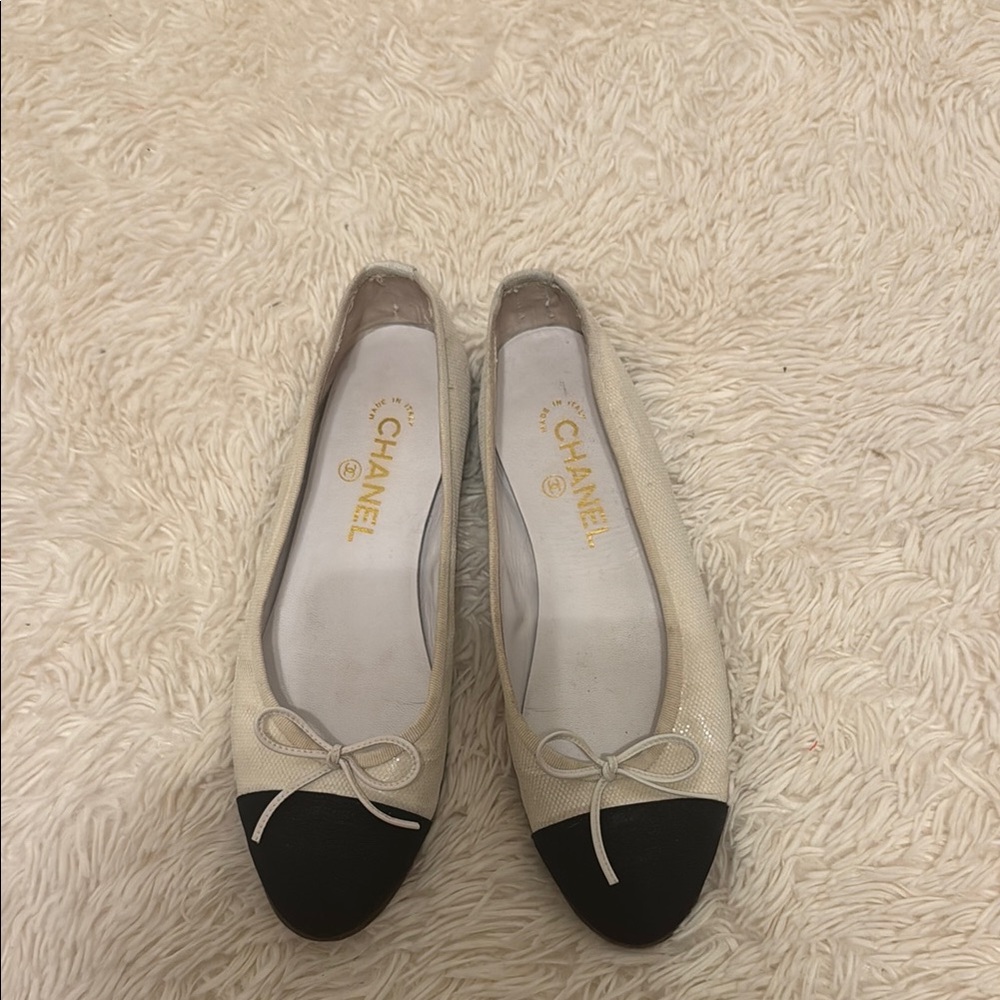 CHANEL Cream and Black Flats with Color-Block Design - Picture 2 of 10
